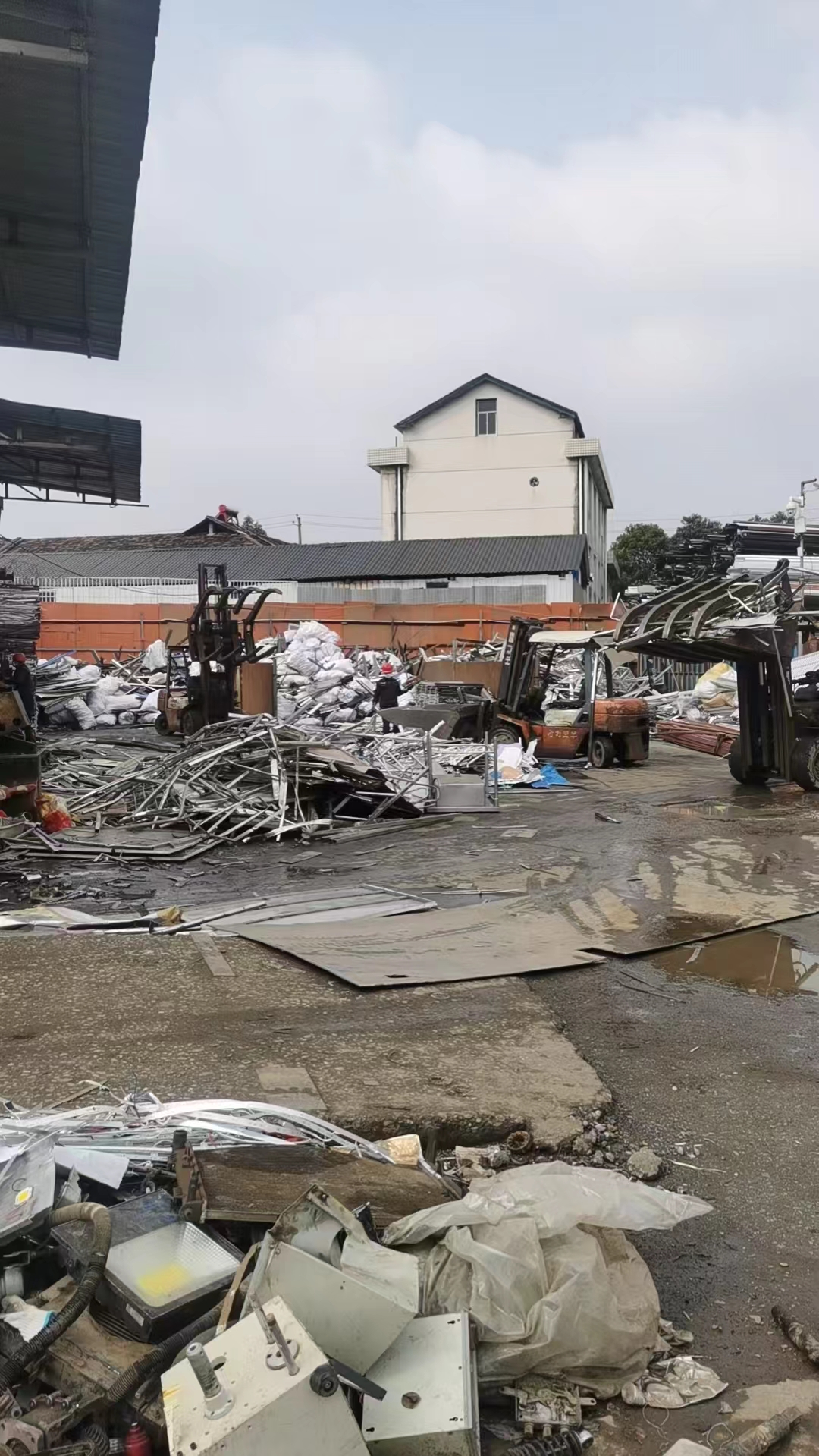 收購閑置廠礦，廢銅，廢鋁，廢鐵，各種機電設(shè)備等。